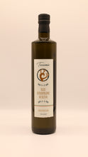 Lade das Bild in den Galerie-Viewer, Die dunkelgrüne Flasche Terramia Olio Extra Vergine di Oliva - Nocellara 0,75 l mit weißem Etikett mit goldenen und braunen Akzenten enthält kaltgepresstes Olivenöl aus Nocellara-Oliven, die aus Sizilien stammen.
