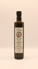 Lade das Bild in den Galerie-Viewer, Eine dunkelgrüne Glasflasche Terramia Olio Extra Vergine di Oliva - Nocellara 0,50 l mit schwarzem Verschluss und beigem Etikett ist vor einem schlichten hellen Hintergrund abgebildet.
