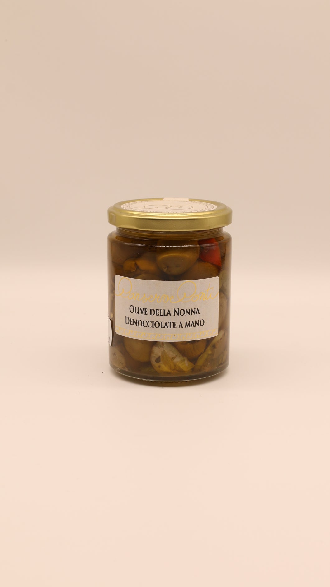Ein Glas mit Conserve Conti Olive della Nonna denocciolate a mano - 270 g, mit sizilianischen Oliven in nativem Olivenöl extra und einem goldenen Deckel, auf einem schlichten, hellen Hintergrund.