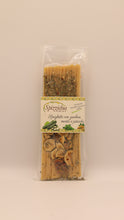 Lade das Bild in den Galerie-Viewer, Eine durchsichtige Plastikverpackung mit Spizzicchia Spaghetti con zucchine, menta e pistacchio (200 g) mit getrockneten Zucchini, Minze und sizilianischen Pistazien. Auf dem Etikett steht der Produktname. Der Hintergrund ist einfarbig und hell.
