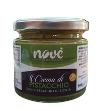 Lade das Bild in den Galerie-Viewer, Ein 190g-Glas mit Nove&#39; CREMA DI PISTACCHIO (AMPHORA), einem glutenfreien Pistazienaufstrich aus sizilianischen Pistazien, in grün-silberner Verpackung mit silbernem Deckel.
