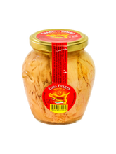 Lade das Bild in den Galerie-Viewer, Ein Glasgefäß mit goldenem Deckel enthält Pesce Azzurro Srl THUNFISCHFILETS IN OLIVENÖL 300g. Das Glas hat rote Etiketten auf dem Deckel und an der Seite, sowie einen runden roten Aufkleber auf der Vorderseite mit der Aufschrift Thunfischfilets in Olivenöl.
