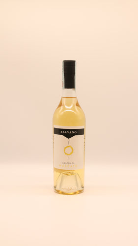 Eine Flasche Salvano GRAPPA DI MOSCATO BARRIQUE 0,5 Liter steht aufrecht vor einem schlichten, hellen Hintergrund mit einem schwarzen Verschluss, einem weißen Etikett und goldenen Akzenten.