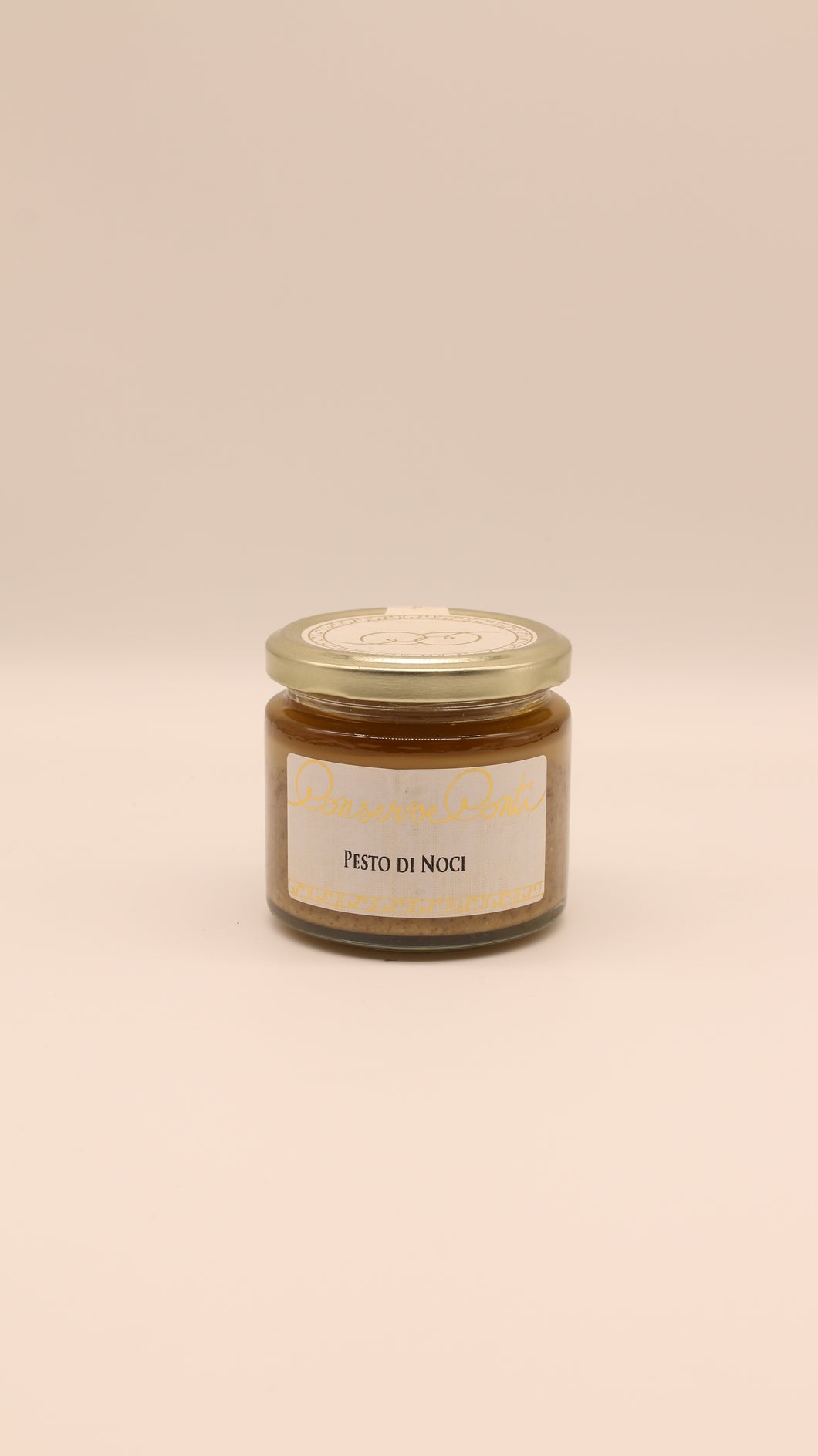 Ein kleines Glas mit goldenem Deckel enthält Conserve Conti Pesto di noci con olio extravergine di oliva (190 g). Das weiße Etikett mit goldener und blauer Schrift hebt sich von einem schlichten beigen Hintergrund ab.