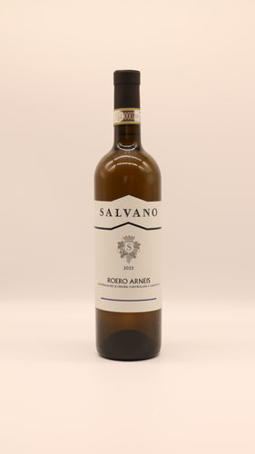 Die 0,75-Liter-Flasche Salvano ROERO ARNEIS 2022 DOCG hat ein cremefarbenes Etikett mit goldenen Akzenten, einen schwarzen Verschluss und wird aus Arneis-Trauben hergestellt, die vor einem schlichten, hellen Hintergrund stehen.