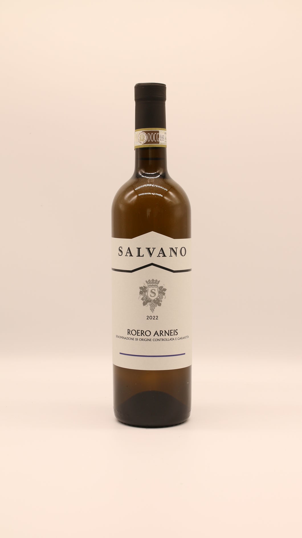 Die 0,75-Liter-Flasche Salvano ROERO ARNEIS 2022 DOCG hat ein cremefarbenes Etikett mit goldenen Akzenten, einen schwarzen Verschluss und wird aus Arneis-Trauben hergestellt, die vor einem schlichten, hellen Hintergrund stehen.
