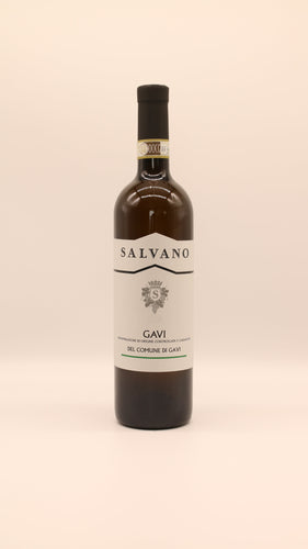 Eine Flasche Salvano GAVI 2024 DOCG 0,75 Liter steht aufrecht vor einem hellen Hintergrund. Auf dem weißen Etikett steht schwarzer und silberner Text mit dekorativen Akzenten.