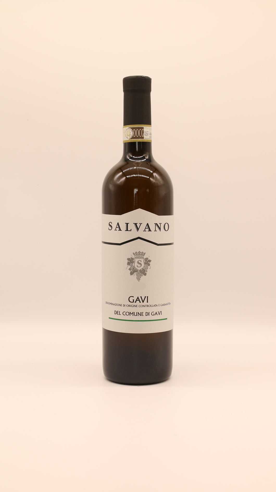 Eine Flasche Salvano GAVI 2024 DOCG 0,75 Liter steht aufrecht vor einem hellen Hintergrund. Auf dem weißen Etikett steht schwarzer und silberner Text mit dekorativen Akzenten.