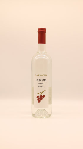 Eine Klarglasflasche salvano GRAPPA BIANCA 