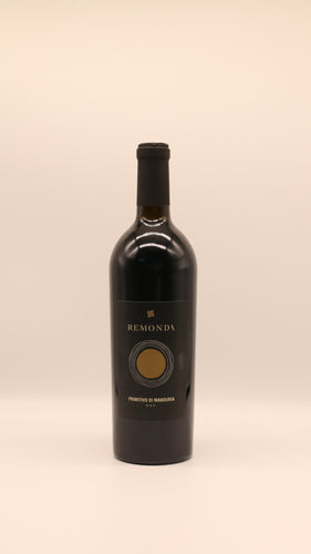 Eine 0,75-Liter-Flasche salvano REMONDA DOC 2022 Primitivo di Manduria mit einem schwarz-goldenen Etikett steht vor einem schlichten, hellbeigen Hintergrund.