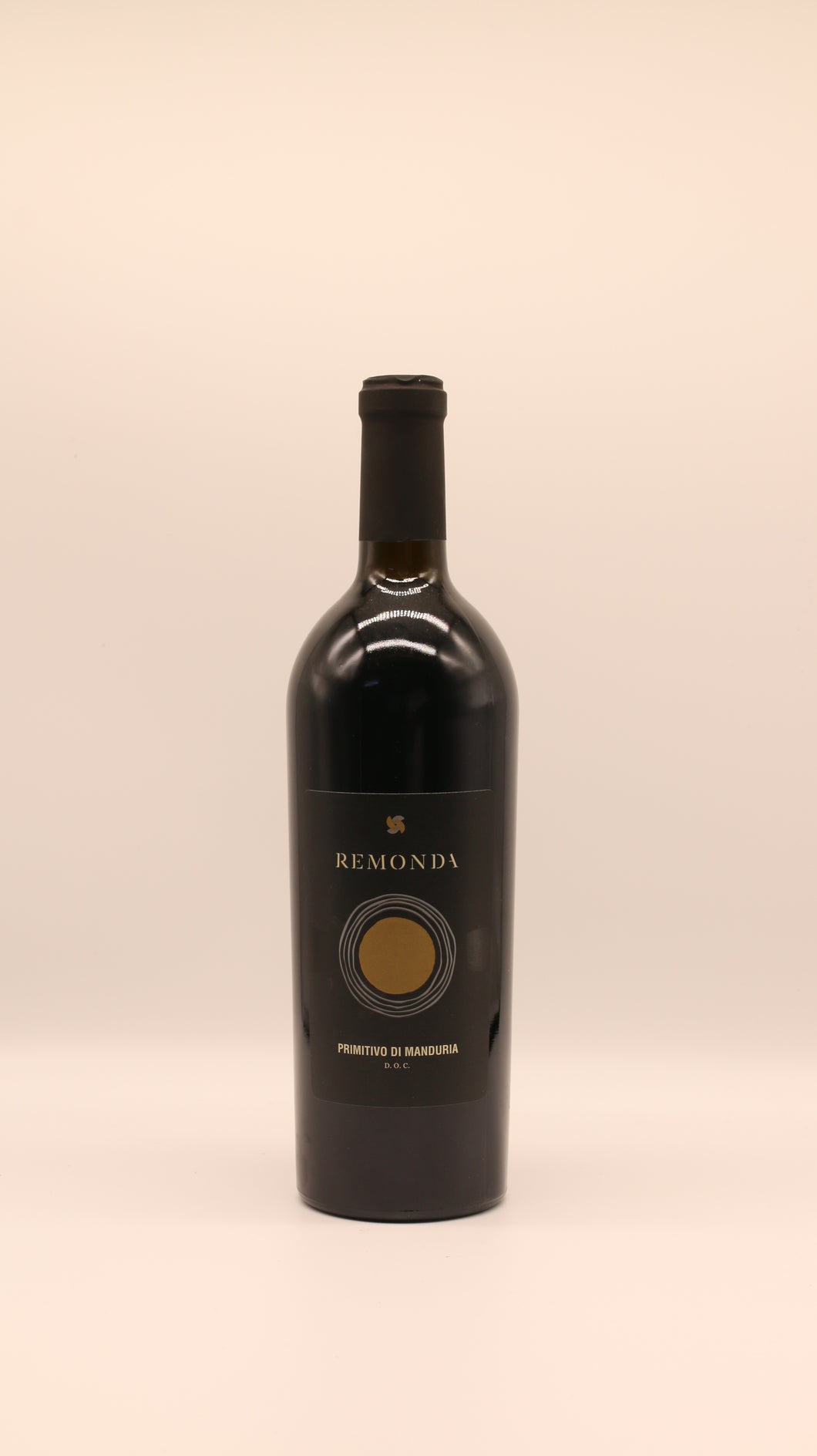 Eine 0,75-Liter-Flasche salvano REMONDA DOC 2022 Primitivo di Manduria mit einem schwarz-goldenen Etikett steht vor einem schlichten, hellbeigen Hintergrund.