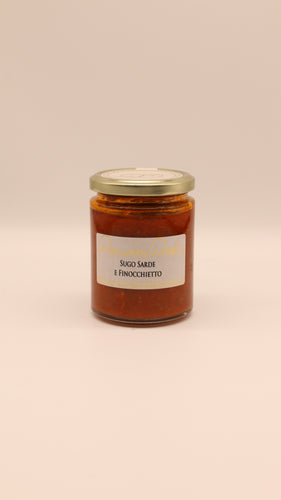 Ein Glas mit Conserve conti Sugo Sarde e Finocchietto - 270 g, mit wildem Fenchel und Sardinen, goldenem Deckel, roter Sauce und weißem Etikett mit goldener und schwarzer Schrift auf einfarbig beigem Hintergrund.