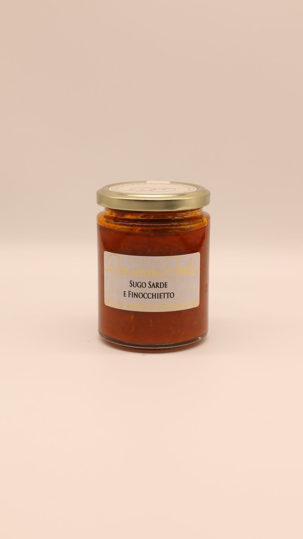 Ein Glas mit Conserve conti Sugo Sarde e Finocchietto - 270 g, mit wildem Fenchel und Sardinen, goldenem Deckel, roter Sauce und weißem Etikett mit goldener und schwarzer Schrift auf einfarbig beigem Hintergrund.