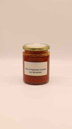 Ein 270g-Glas von Conserve Conti's Sugo di Pomodori Ciliegino alle Melanzane, eine glutenfreie rote Pastasauce aus Kirschtomaten, mit goldenem Deckel, ist vor einem schlichten hellen Hintergrund abgebildet.