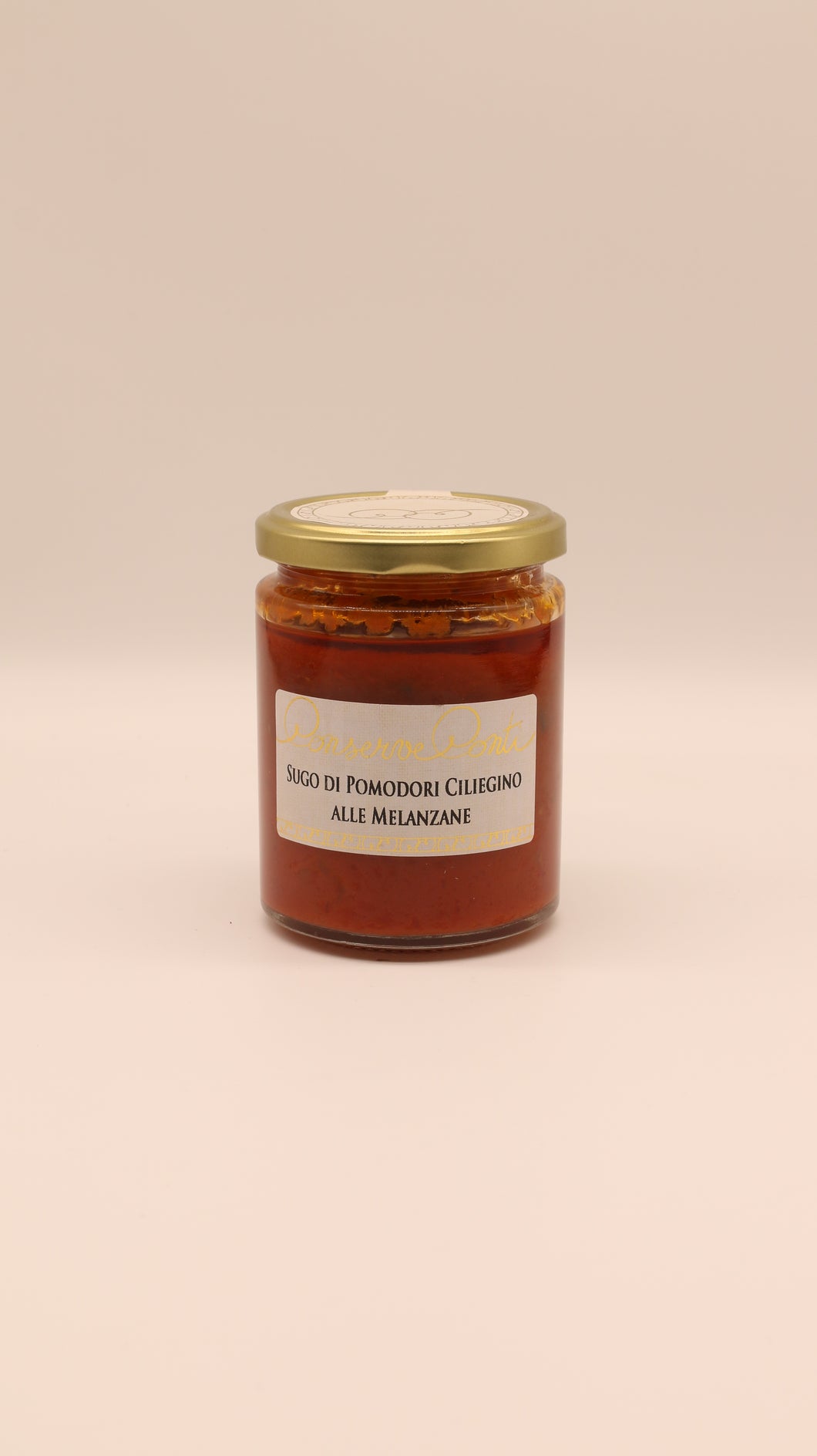 Ein 270g-Glas von Conserve Conti's Sugo di Pomodori Ciliegino alle Melanzane, eine glutenfreie rote Pastasauce aus Kirschtomaten, mit goldenem Deckel, ist vor einem schlichten hellen Hintergrund abgebildet.