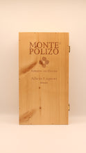 Lade das Bild in den Galerie-Viewer, In einer aufklappbaren Holzkiste mit der Gravur &quot;Amaro Siciliano Monte Polizo Alicia Liquori s.r.l.&quot; wird dieser sizilianische Digestif von Alicia Liquori vor einem schlichten, hellen Hintergrund präsentiert. Erhältlich in verschiedenen Größen.
