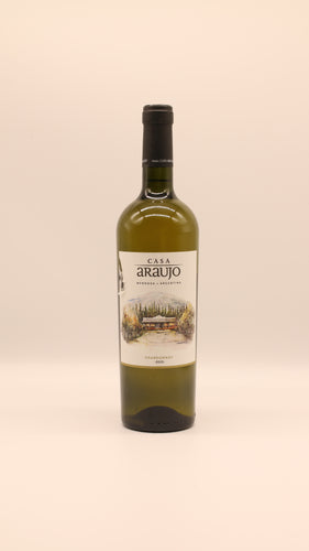 Eine 0,75-Liter-Flasche Chardonnay 2020 der argentinischen Bodega Araujo steht aufrecht vor einem schlichten Hintergrund, auf dem Etikett sind ein Weinberg und ein Weingut abgebildet.