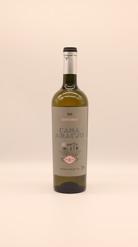 Eine 0,75-Liter-Flasche Chardonnay Roble Casck 2020 der argentinischen Bodega Araujo steht aufrecht vor einem schlichten, hellen Hintergrund. Auf dem grauen Etikett sind Haus und Weinberg skizziert.
