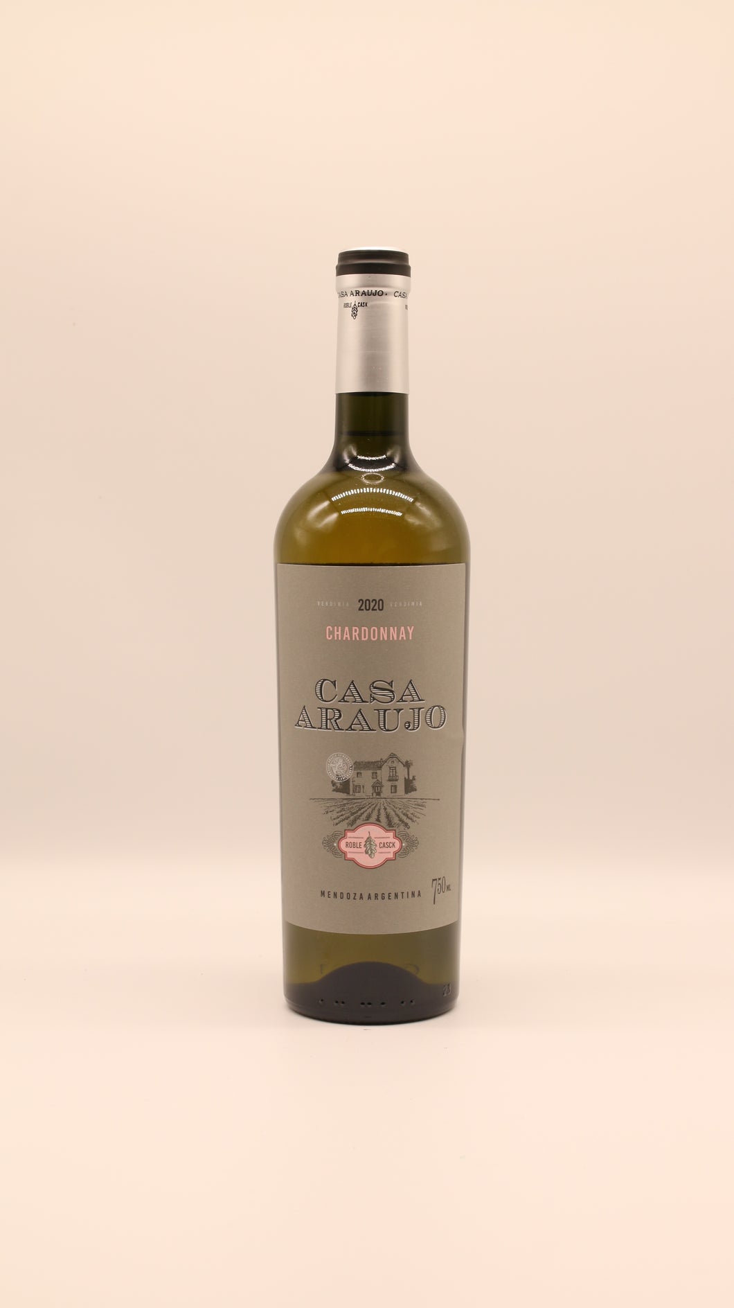 Eine 0,75-Liter-Flasche Chardonnay Roble Casck 2020 der argentinischen Bodega Araujo steht aufrecht vor einem schlichten, hellen Hintergrund. Auf dem grauen Etikett sind Haus und Weinberg skizziert.