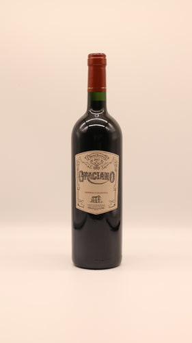 Eine Flasche Graciano Reserva Blend 2017 (0,75 l) von Bodega Araujo, Argentinien, mit rotem Foliendach und beigem Etikett steht vor einem schlichten, hellen Hintergrund, der an eine klassische Mendoza Reserva erinnert.