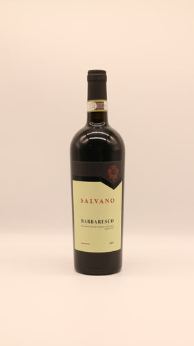 Eine 0,75-Liter-Flasche Salvano BARBARESCO 2021 DOCG steht aufrecht vor einem hellen Hintergrund. Das cremefarbene Etikett ist mit roter und schwarzer Schrift und einem Wappen am oberen Rand versehen.