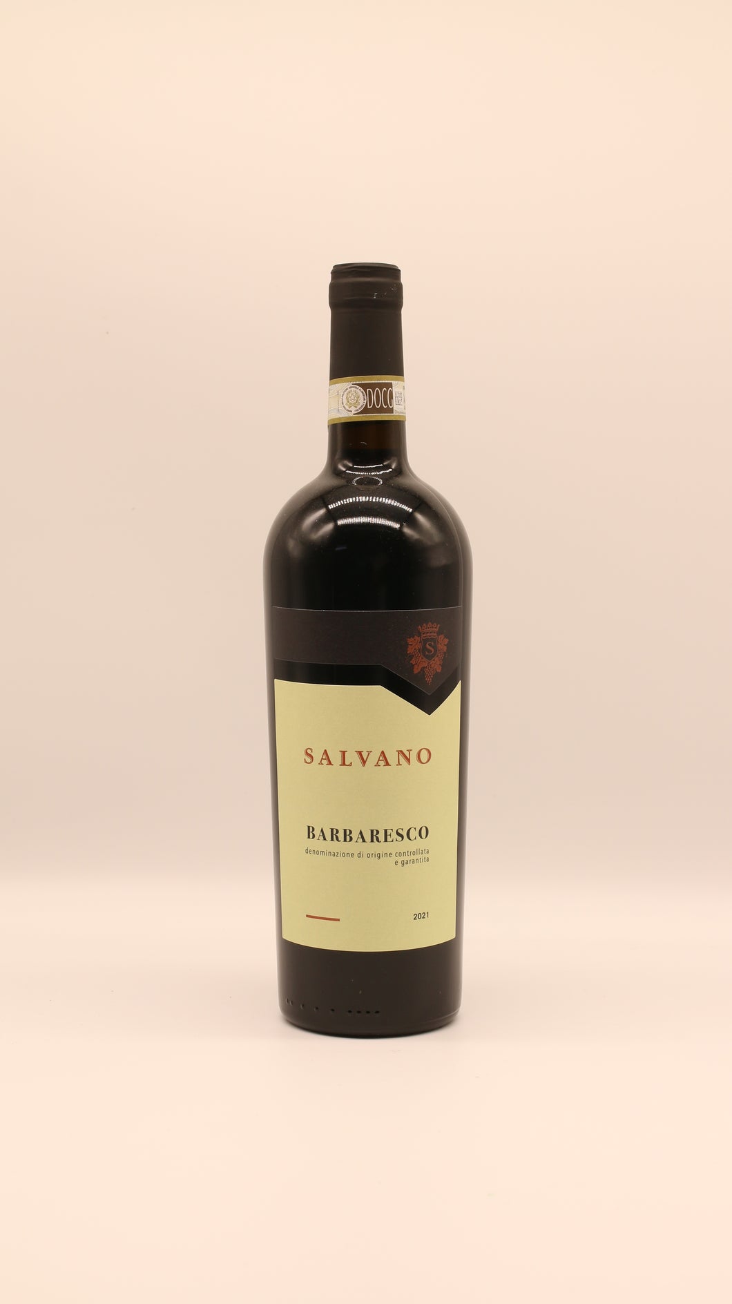 Eine 0,75-Liter-Flasche Salvano BARBARESCO 2021 DOCG steht aufrecht vor einem hellen Hintergrund. Das cremefarbene Etikett ist mit roter und schwarzer Schrift und einem Wappen am oberen Rand versehen.