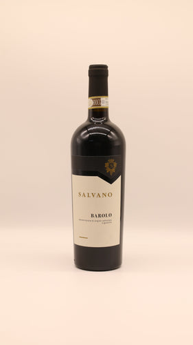 Eine 0,75-Liter-Flasche salvano BAROLO 2015 DOCG aus Nebbiolo-Trauben steht aufrecht mit einem cremefarbenen Etikett und goldenen Akzenten vor einem schlichten hellen Hintergrund.