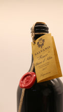 Lade das Bild in den Galerie-Viewer, Eine Nahaufnahme einer Salvano DIANO ALBA &quot;FOSCO&quot; SUPERIORE 2017 DOCG 0,75L Bordeaux-Flasche, ein italienischer Rotwein mit einem goldenen Etikett, rotem Wachssiegel und Schnur, die am Etikett befestigt ist.

