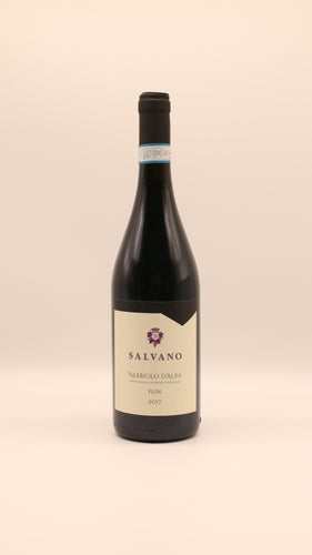 Eine 0,75-Liter-Flasche Salvano NEBBIOLO ALBA FLIN 2017 DOC mit einem cremefarbenen Etikett mit violettem Wappen steht aufrecht vor einem schlichten hellen Hintergrund.