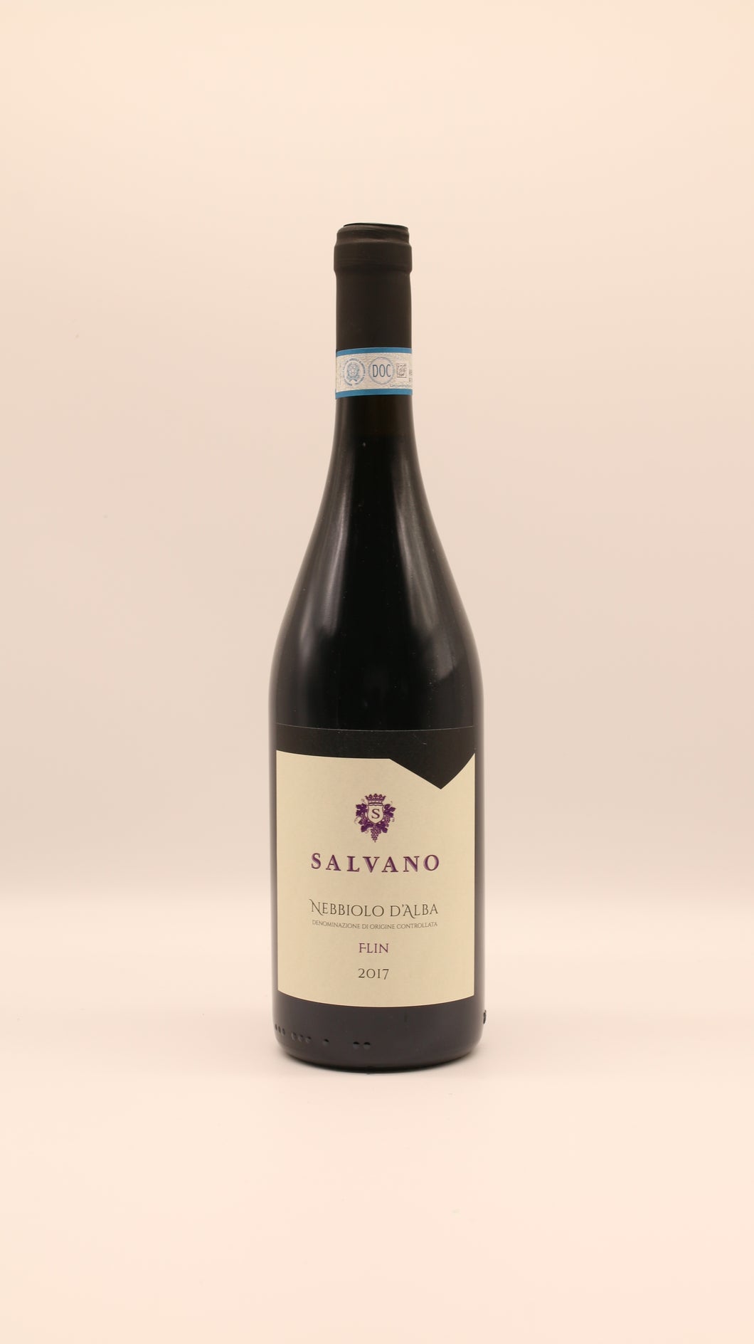 Eine 0,75-Liter-Flasche Salvano NEBBIOLO ALBA FLIN 2017 DOC mit einem cremefarbenen Etikett mit violettem Wappen steht aufrecht vor einem schlichten hellen Hintergrund.