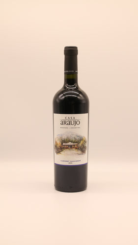 Eine 0,75-Liter-Flasche Cabernet Sauvignon 2020 der argentinischen Bodega Araujo zeigt auf ihrem Etikett eine Abbildung des Weinbergs und ist vor einem einfachen hellen Hintergrund fotografiert.