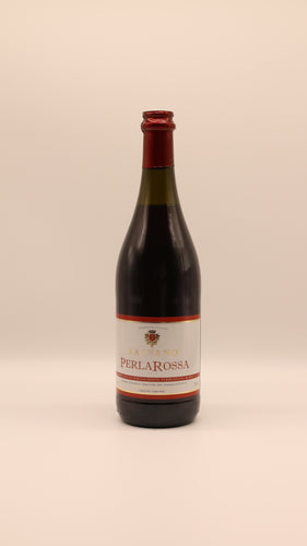 Eine Flasche salvano PERLAROSSA (Süßer Perlwein) 0,75 Liter mit rotem Folienverschluss und weißem Etikett mit roten und goldenen Akzenten steht vor einem schlichten hellen Hintergrund.