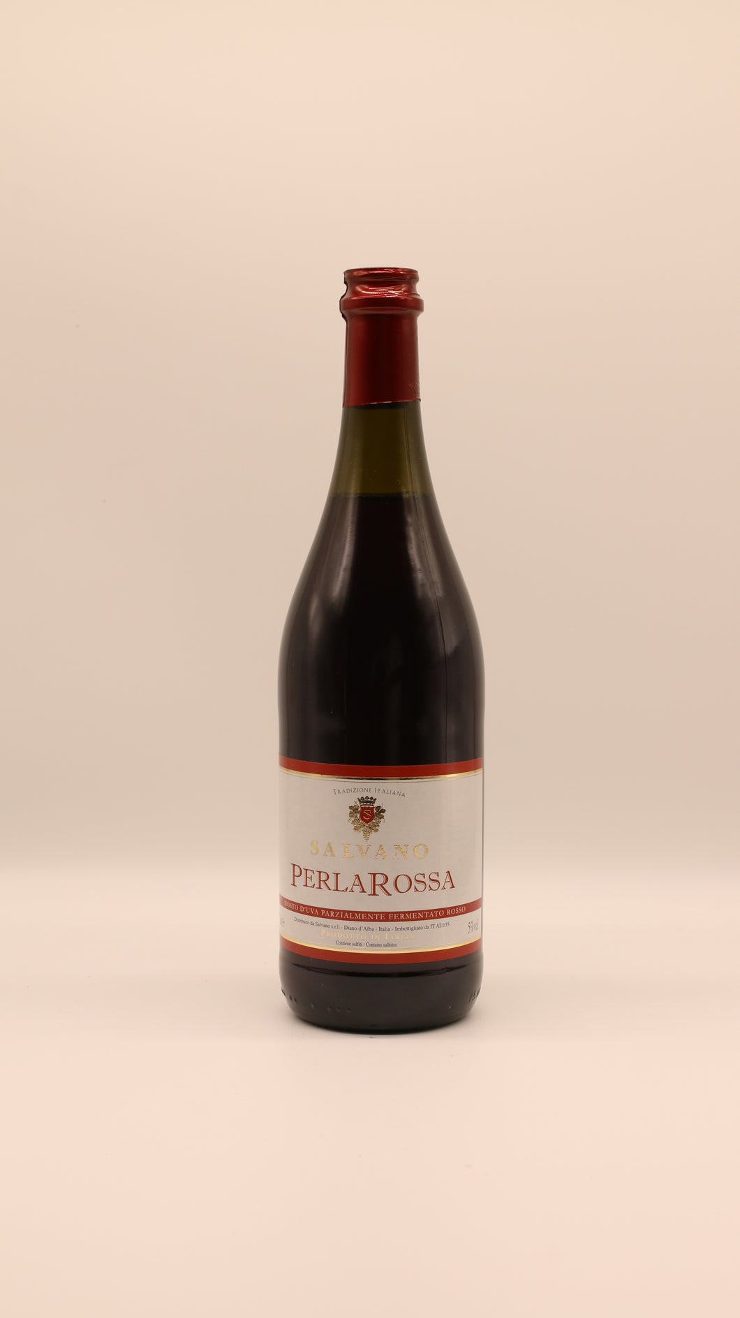 Eine Flasche salvano PERLAROSSA (Süßer Perlwein) 0,75 Liter mit rotem Folienverschluss und weißem Etikett mit roten und goldenen Akzenten steht vor einem schlichten hellen Hintergrund.
