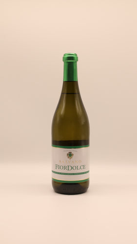 Eine 0,75-Liter-Flasche salvano FIORDOLCE (Süßer Perlwein) mit grünem Folienverschluss und weißem Etikett steht aufrecht vor einem hellbeigen Hintergrund - ideal als Partygetränk.