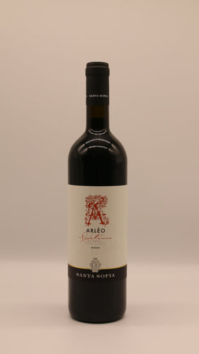 Flasche Arlèo Rosso Verona 2018 von Santa Sofia – kräftiger italienischer Rotwein mit tiefrotem Etikett und klassischer Gestaltung.