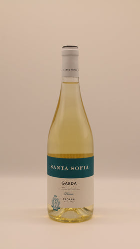 Flasche des Garda Bianco 2024 von Santa Sofia – eleganter italienischer Weißwein mit modernem Etikett, aufgenommen vor hellem Hintergrund.