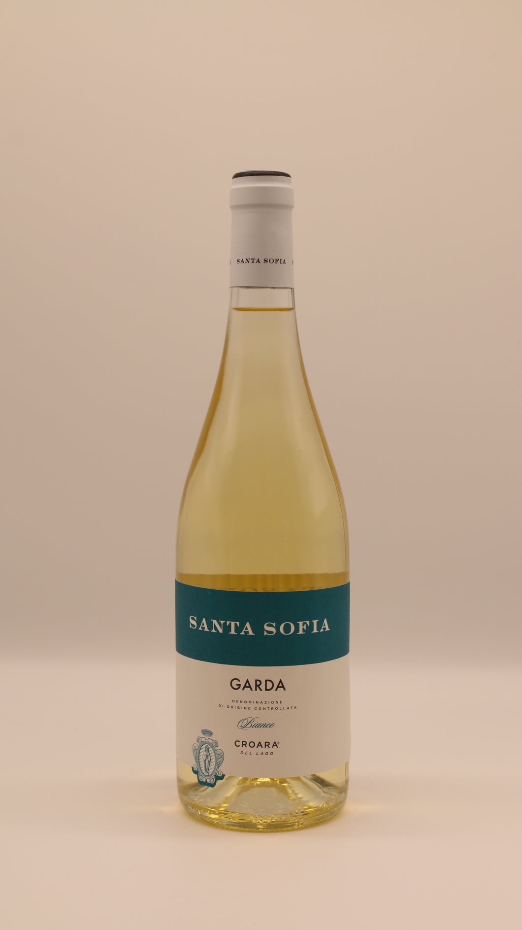 Flasche des Garda Bianco 2024 von Santa Sofia – eleganter italienischer Weißwein mit modernem Etikett, aufgenommen vor hellem Hintergrund.