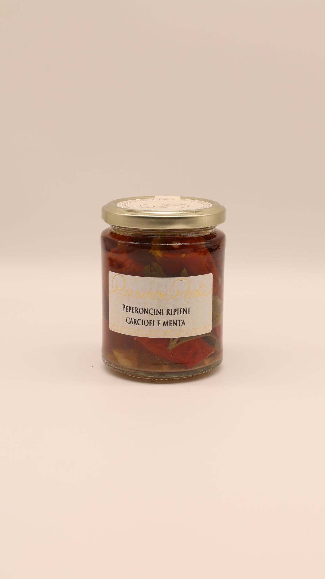 Ein Glasgefäß mit goldenem Deckel enthält Conserve Conti Peperoncini ripieni carciofi e menta (270 g), eine sizilianische vegane Antipasti-Spezialität, die auf einem schlichten hellen Hintergrund abgebildet ist.
