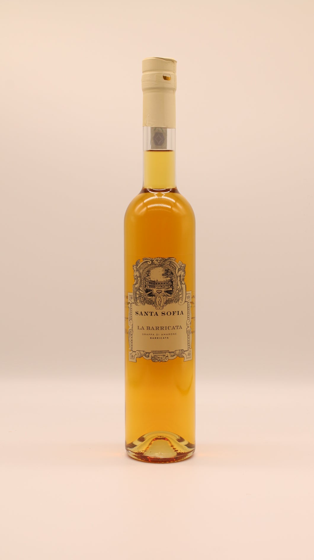 Edle Flasche Grappa La Barricata von Santa Sofia – Barrique-gereift, Vorderseite mit Etikett, goldgelber italienischer Tresterbrand