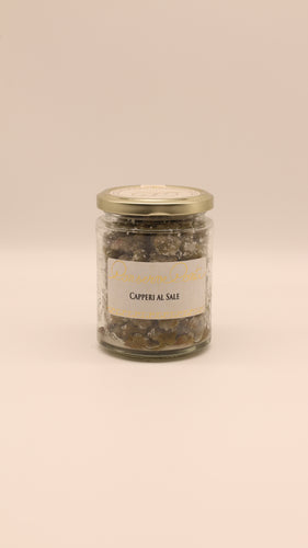 Ein Glasgefäß mit goldenem Deckel enthält 170 g Conserve Conti Capperi al sale. Auf dem beigen Etikett steht oben und unten in dekorativer Schrift 