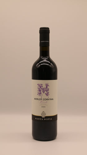 Flasche Merlot Corvina 2021 von Santa Sofia – italienischer Rotwein mit rubinroter Farbe und klassischem Etikett im Santa-Sofia-Stil.