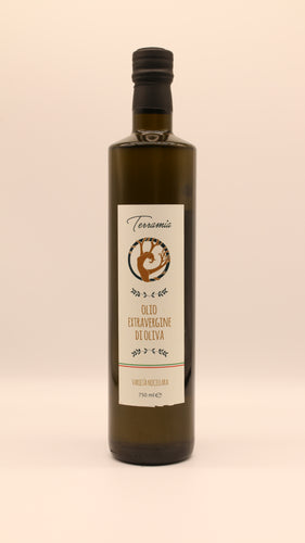Eine dunkelgrüne Flasche Terramia Olio Extra Vergine di Oliva - Nocellara (0,50 l / 0,75 l) mit einem cremefarbenen Etikett, das einen Olivenbaum und einen italienischen Text zeigt, steht aufrecht auf einem hellbeigen Hintergrund.