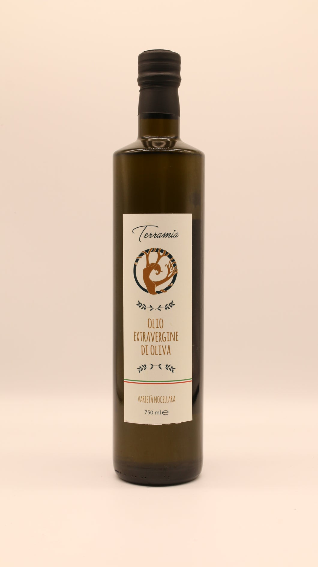 Eine dunkelgrüne Flasche Terramia Olio Extra Vergine di Oliva - Nocellara (0,50 l / 0,75 l) mit einem cremefarbenen Etikett, das einen Olivenbaum und einen italienischen Text zeigt, steht aufrecht auf einem hellbeigen Hintergrund.