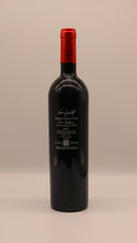 Lade das Bild in den Galerie-Viewer, Eine dunkle Glasflasche mit rotem Folienverschluss und schwarzem Etikett mit der Aufschrift &quot;Nerello Mascalese 2021 IGP&quot; steht aufrecht vor einem hellen Hintergrund - ein eleganter, trockener Rotwein aus Sizilien von Nino Gandolfo.
