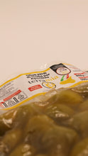 Lade das Bild in den Galerie-Viewer, Eine Nahaufnahme von Terramia Olive verdi di Sicilia per Aperitivo, vakuumverpackt in einem durchsichtigen Beutel mit einem teilweise sichtbaren italienischen Etikett - ideal für Ihre nächsten Antipasti oder Aperitivo. Erhältlich in 250g-, 500g- und 5kg-Packungen.
