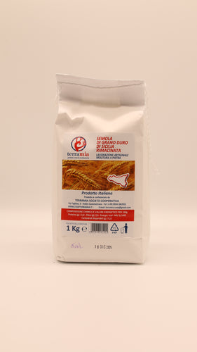 Ein 1 kg schwerer weißer Beutel mit Terramia Semola di grano duro di Sicilia rimacinata mit roter und brauner Aufschrift zeigt den Umriss Italiens und Weizen. Der Text ist auf Italienisch. Ideal für sizilianische und italienische Pizza.