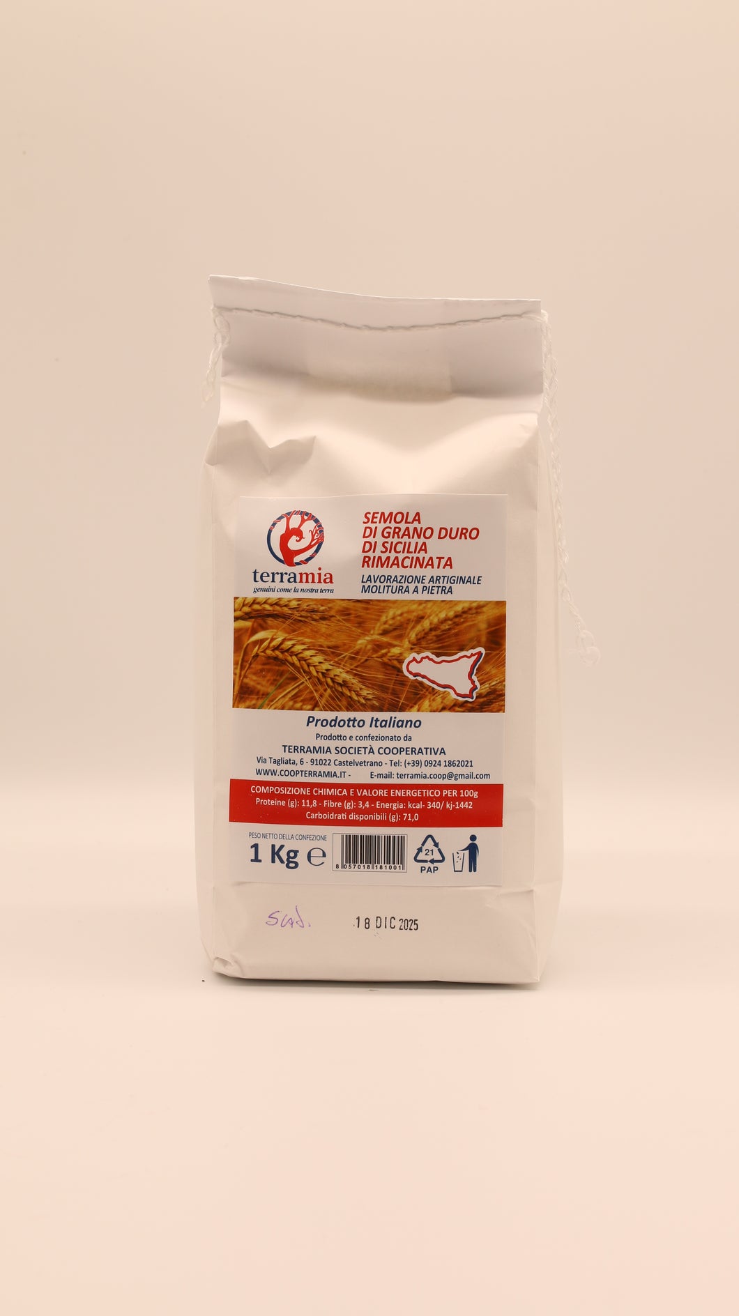 Ein 1 kg schwerer weißer Beutel mit Terramia Semola di grano duro di Sicilia rimacinata mit roter und brauner Aufschrift zeigt den Umriss Italiens und Weizen. Der Text ist auf Italienisch. Ideal für sizilianische und italienische Pizza.