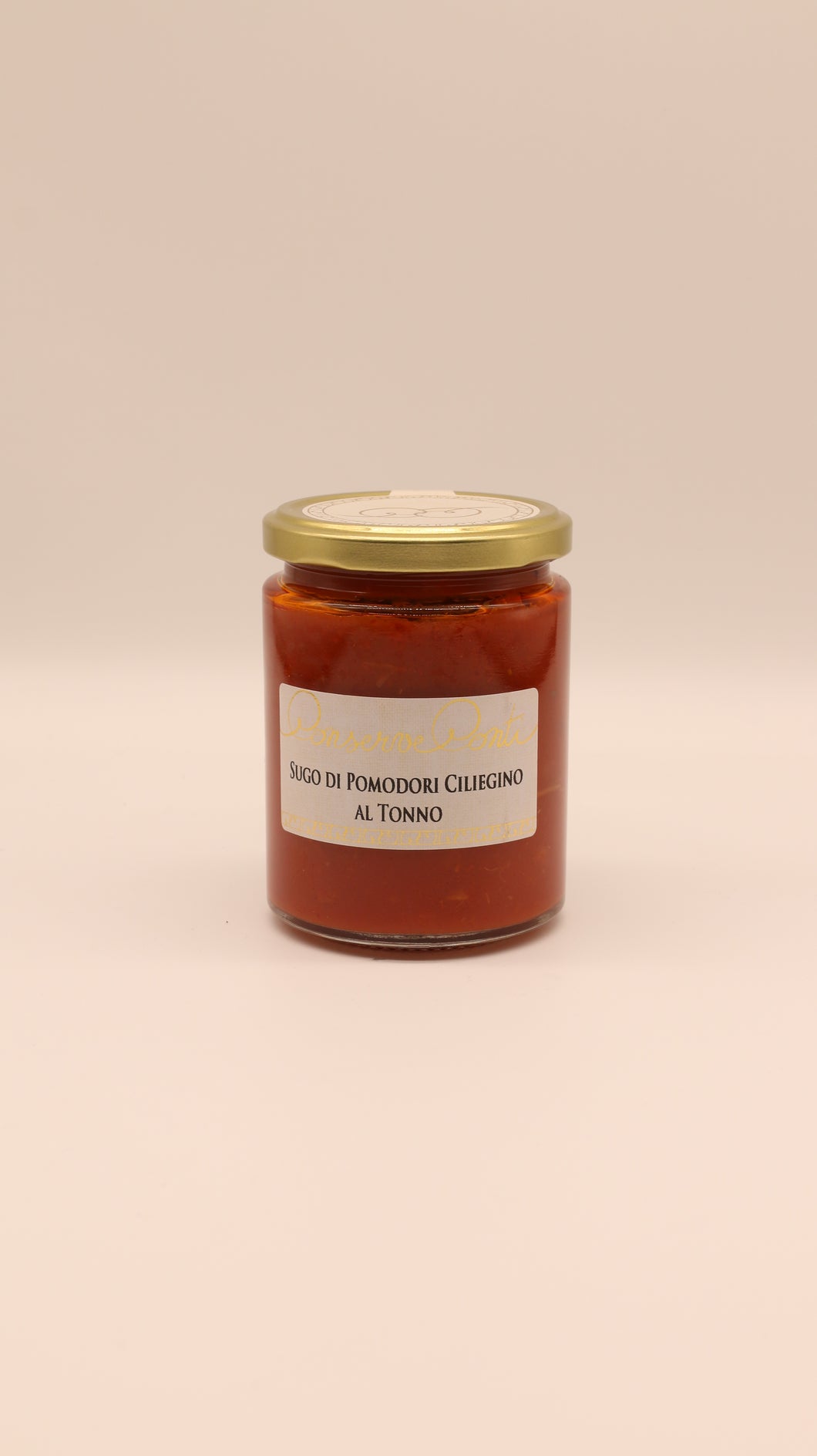 Ein Glas mit einem goldenen Deckel mit Conserve Conti Sugo di Pomodoro Ciliegino al Tonno (270 g) steht in der Mitte vor einem einfarbig beigen Hintergrund. Auf dem Etikett steht der Produktname auf Italienisch.