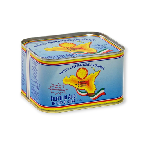 Eine rechteckige Dose Pesce Azzurro Srl SARDELLENFILETS IN OLIVENÖL 720g trägt ein blaues Etikett mit einer gelben Sizilienkarte, der italienischen Flagge und dem Text 