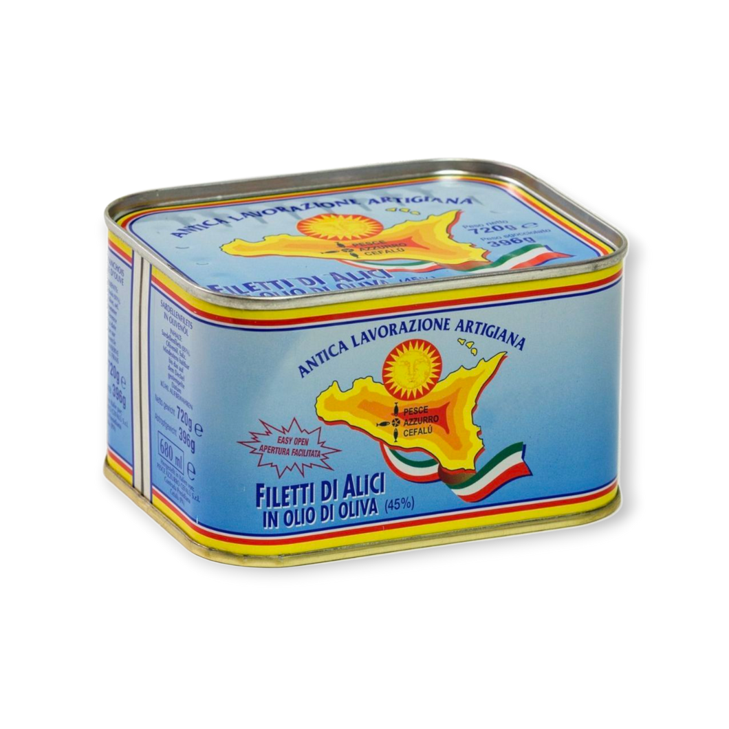 Eine rechteckige Dose Pesce Azzurro Srl SARDELLENFILETS IN OLIVENÖL 720g trägt ein blaues Etikett mit einer gelben Sizilienkarte, der italienischen Flagge und dem Text 